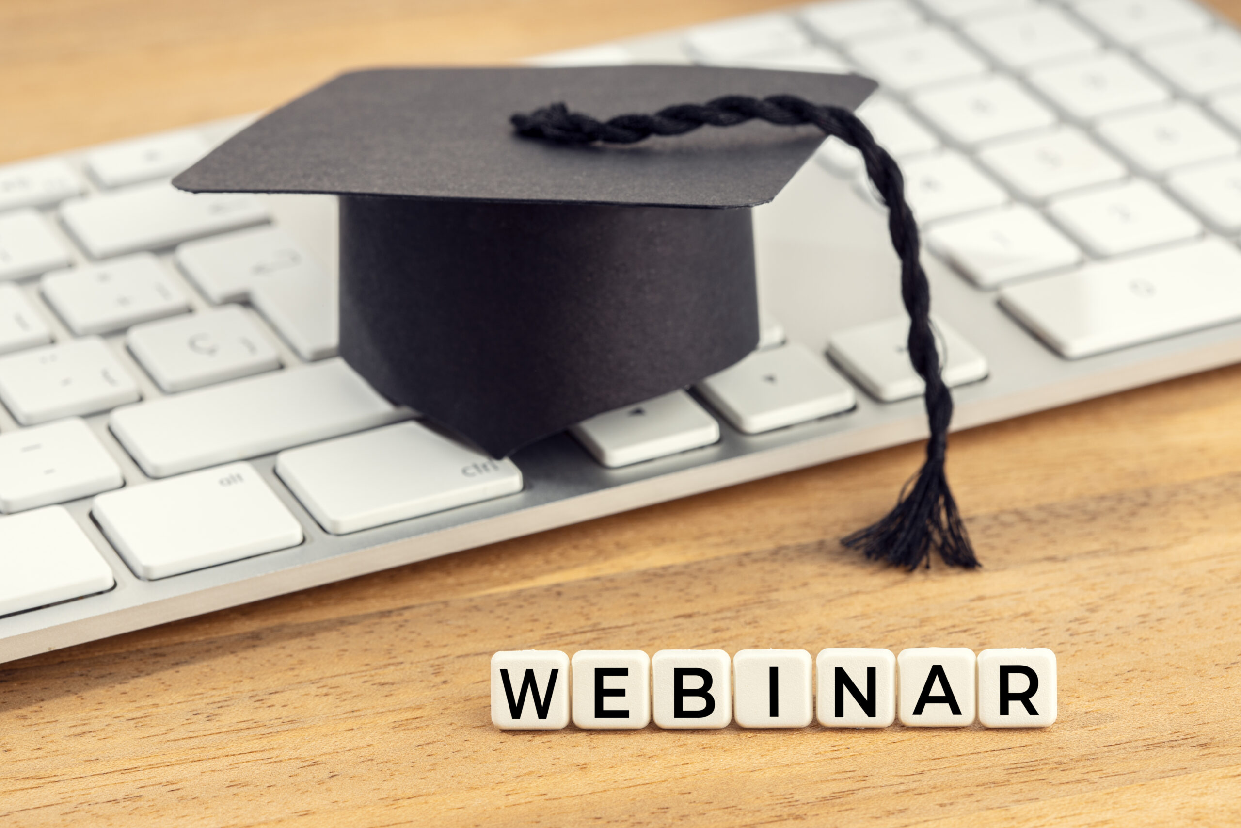 Online Seminar vs Webinar: Choosing the Right Learning Platform